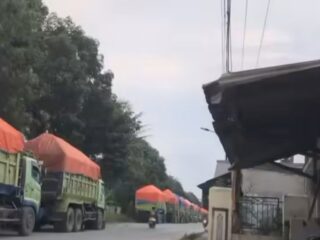 Video Viral Sejumlah "Transformer" Pengangkut Tanah Merah Terparkir di Bahu Jalan, Begini Respon Warganet!