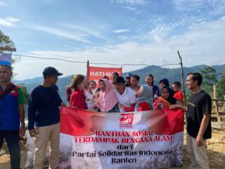 Partai Solidaritas Indonesia Provinsi Banten Salurkan Bantuan Paket Sembako Kepada Para Korban Banjir dan Tanah Longsor di Lebak