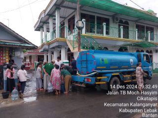 Meski Produksi dan Pelayanan Air Bersih Mati, Petugas PDAM Lebak Gercep Salurkan Bantuan Air Kepada Warga