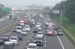 H-4 Jelang Lebaran Pemudik Pilih Berangkat Dini Hari, Kendaraan Mulai Memadati Tol Jakarta-Cikampek